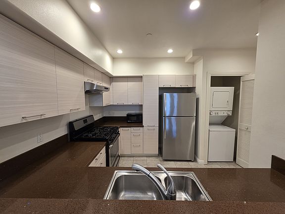 5th image of 14618 Sylvan St APT 201