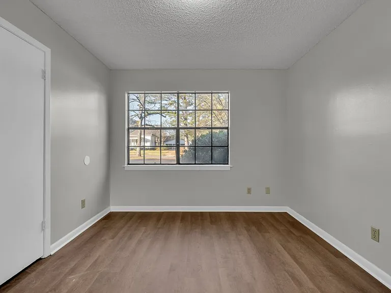 912 E Broad St — Photo 13
