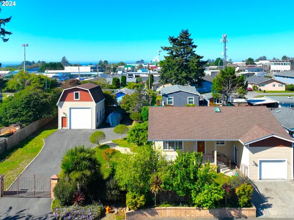 304 Oxford St, Brookings, OR 97415