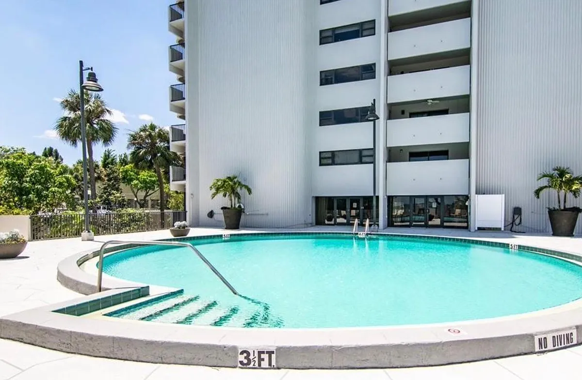 Pinnacle Pool - 4141 Bayshore Blvd #205