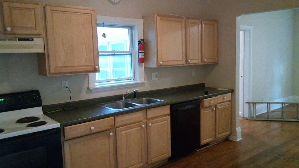 4 bed, 1.5 bath, 1300 sqft, $1,750 — Photo 1