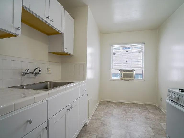 8551-8561 Holloway Dr — Photo 6
