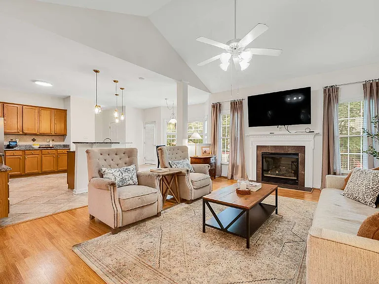 607 Green Garden Cir — Photo 10