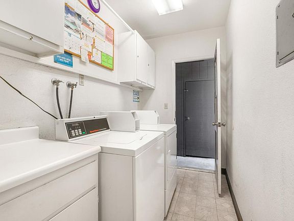 4th image of 1519 Moorpark Ave