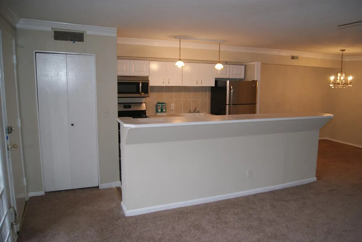 2 bed, 922 sqft, $2,150 — Photo 1