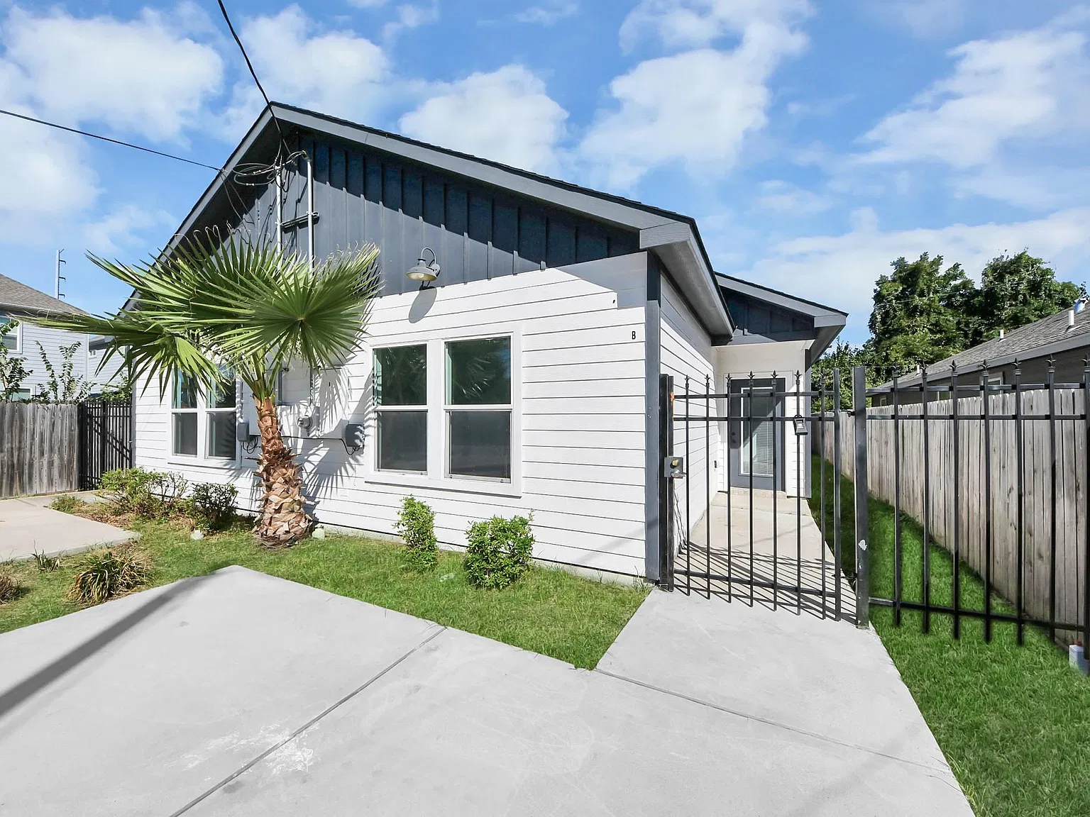 3 bed, 2.0 bath, 1040 sqft, $1,800 — Photo 3