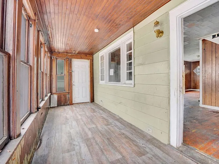240 East St — Photo 2