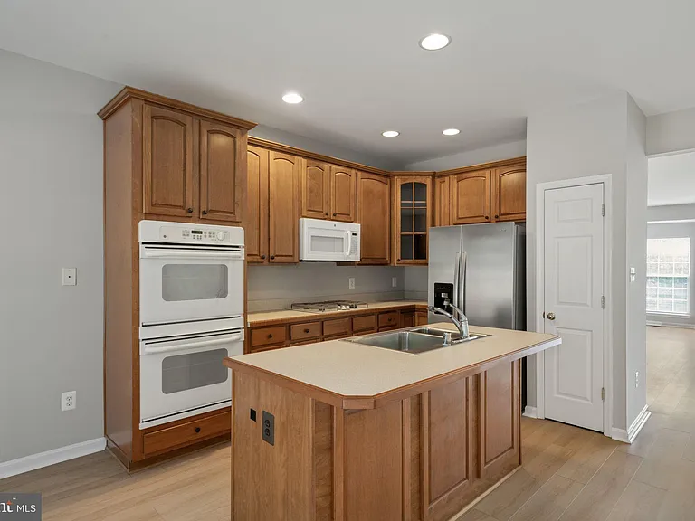 1026 Longview Ln — Photo 4
