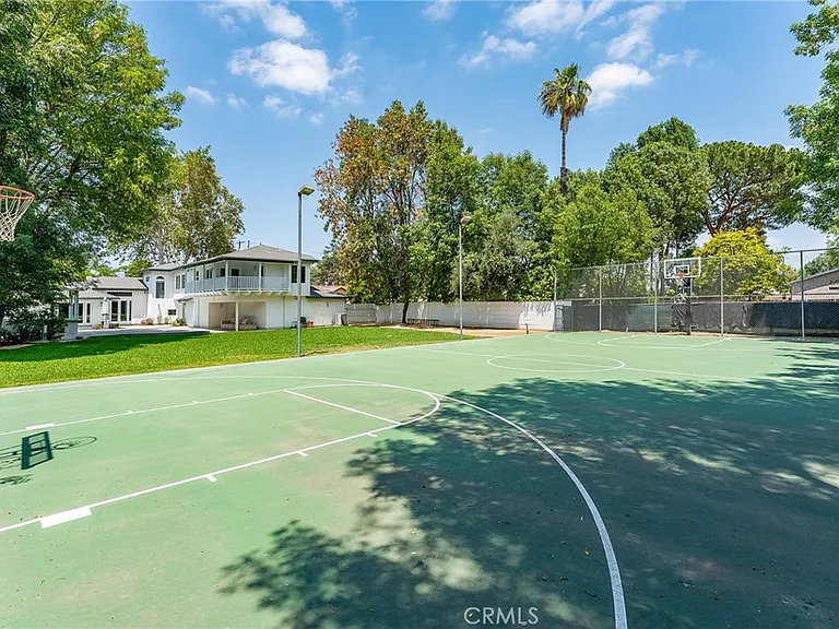 22904 Calvert St — Photo 57
