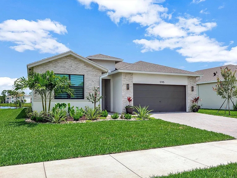 5795 SE Sky Blue Cir — Photo 2