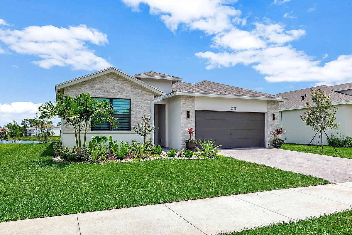 Building Photo - 5795 SE Sky Blue Cir