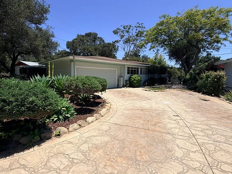 933 Laurel Rd — Photo 1