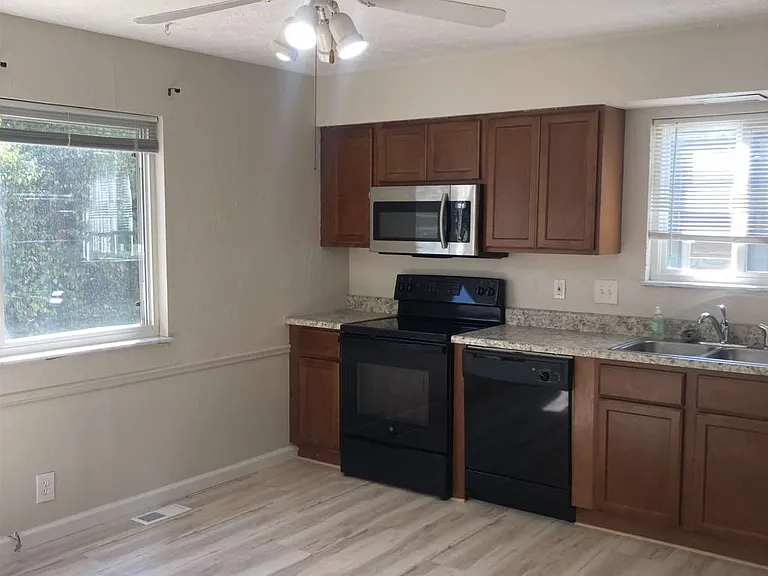 8 Holloway Dr #B — Photo 8