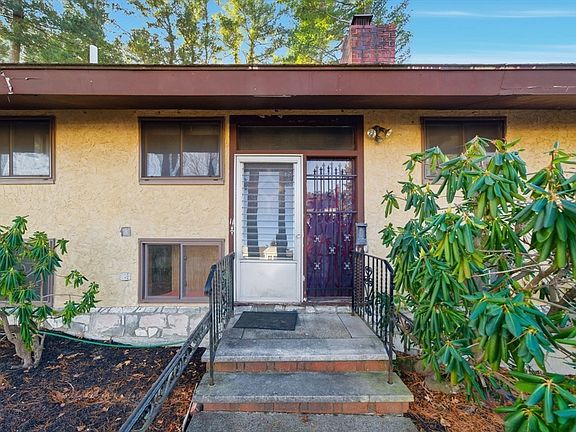 3rd image of 11 Hutchins Cir