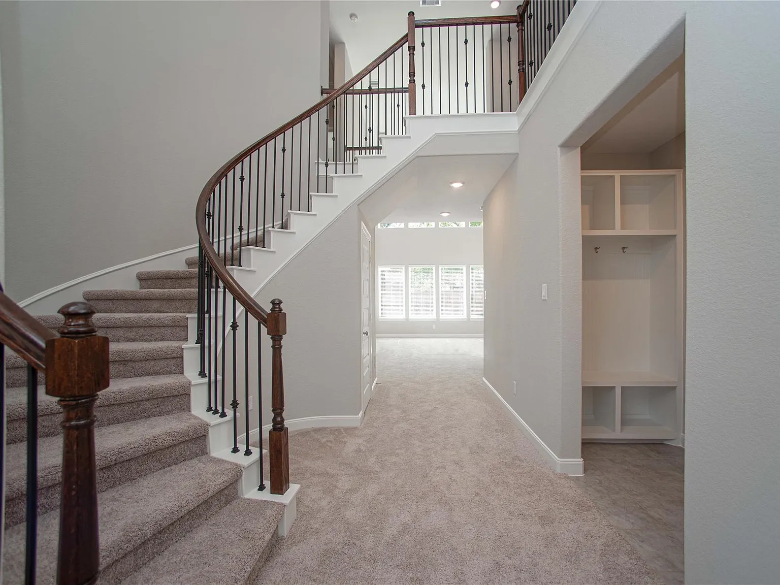 4 bed, 3.5 bath, 3388 sqft, $3,300 — Photo 2
