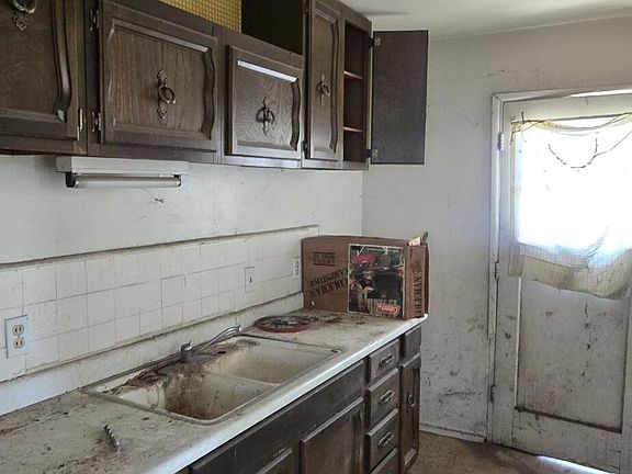 3rd image of 536 E Flores St