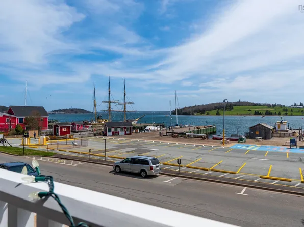 94 Montague St, Lunenburg, NS B0J 2C0