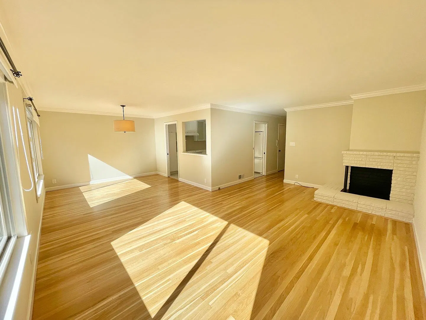 Large, Pristine 3br/2ba Noe Valley Flat, Views, 2 Car Parking, Laundry! Progressive! — Photo 2