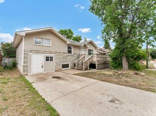 112 S 8th St SW, Medicine Hat, AB T1A4L6