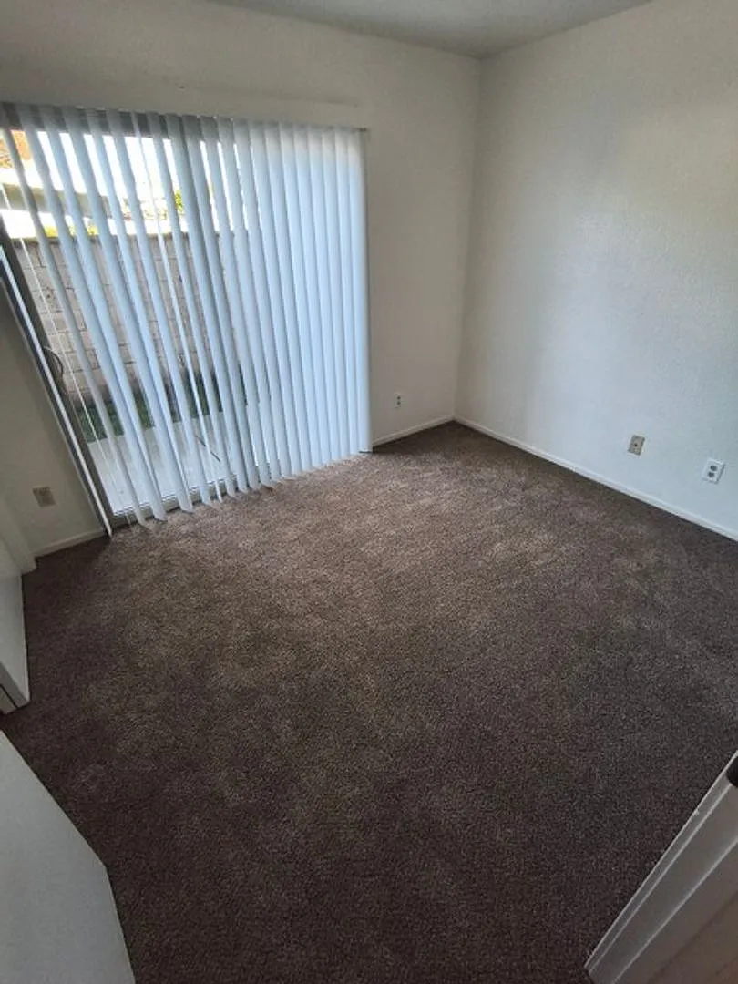 Updated 2 bedroom 1 bath unit near shopping and amenties! — Photo 3