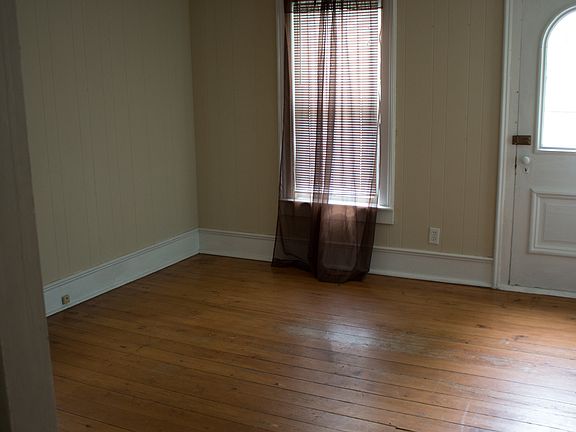 Living Room
12'7" X 12'