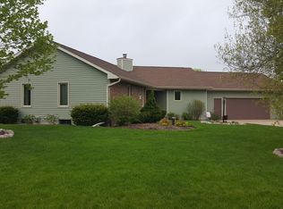 1383 Oakwood Ct, Oshkosh, WI 54904