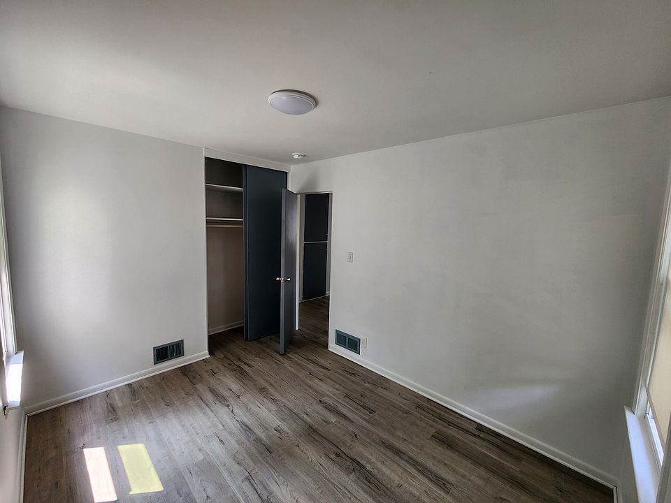 300 E Marshall St, photo 13