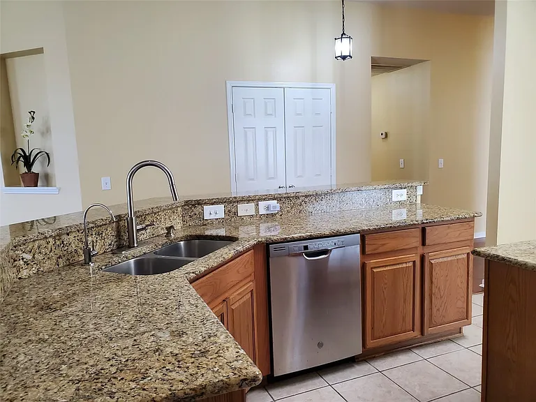 2502 Suncreek Ln — Photo 10