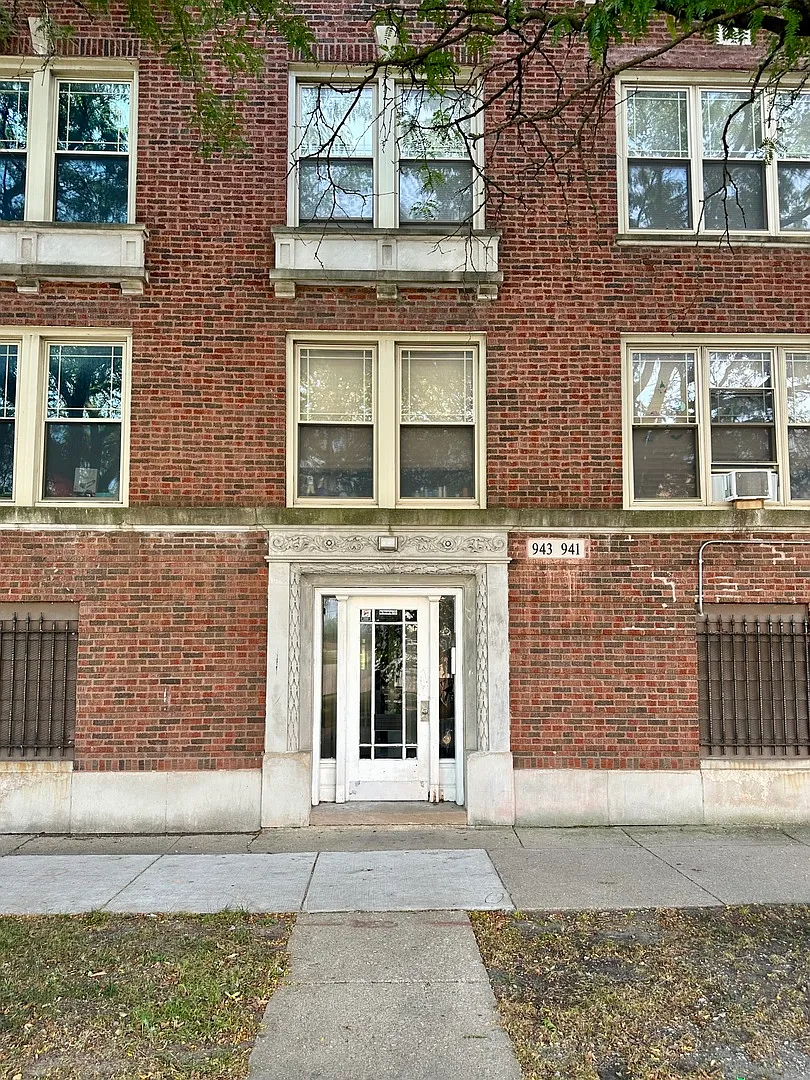 Building Photo - 941 E Marquette Rd #3W