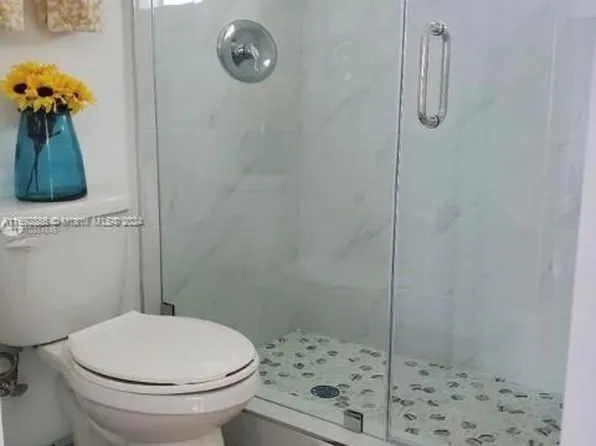 190 NW 16th St, Miami, FL 33136