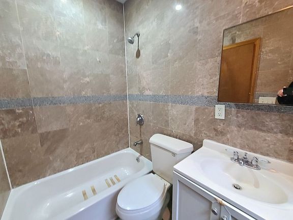 3rd image of 516 Bainbridge St APT 2R