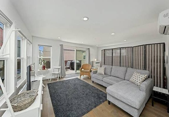 4th image of 833 Ostend Ct