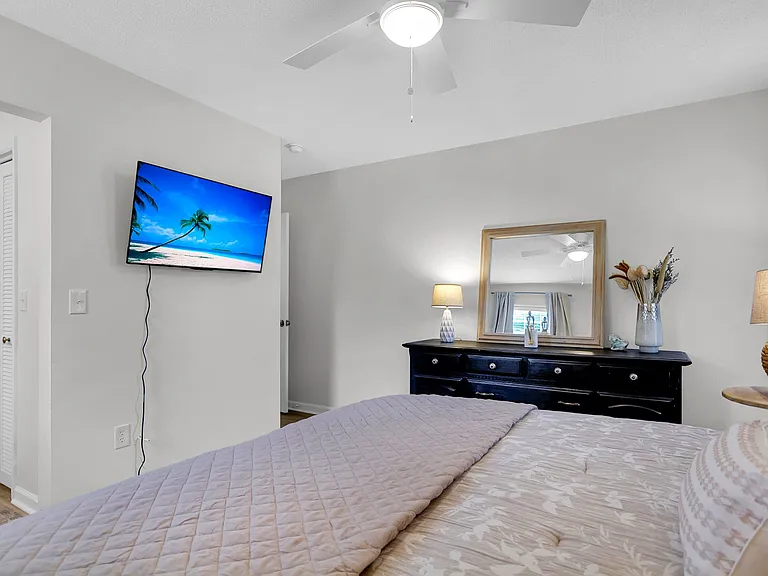 Master with TV, King size bed