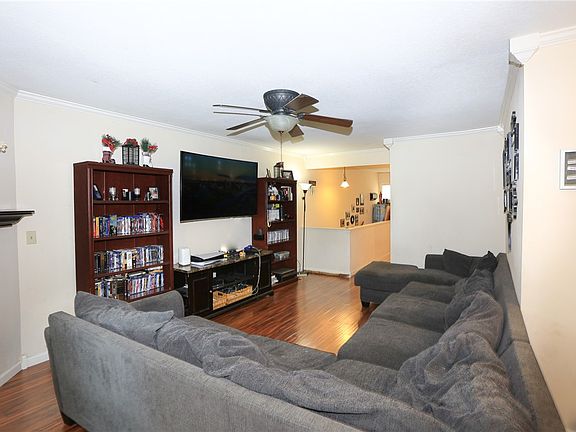 4th image of 19 Britten Cir