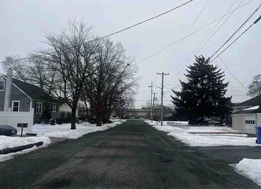 Exterior Neighborhood (street photo)