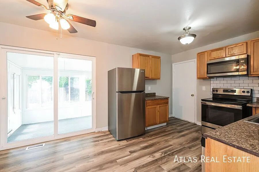 2 Weeks Free Rent & Free 55" Tv If Moved In By 8/31! Charming 4bd/2ba Aurora House In Great Locat... — Photo 4
