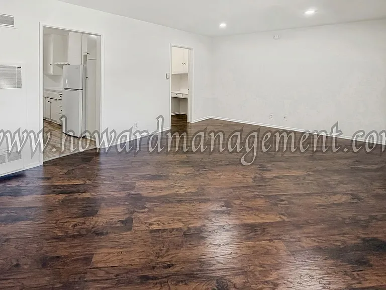 3717 Los Feliz — Photo 2