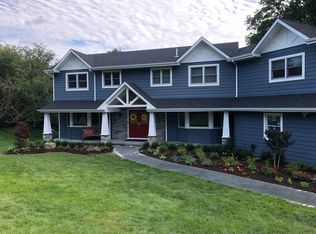 6 Stonywell Ct, Dix Hills, NY 11746