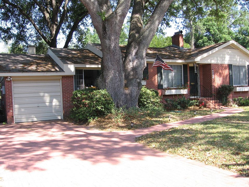 2 car driveway with 1 car garage