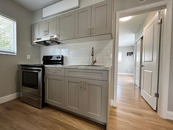 5th image of 1735 NE 124th St #301