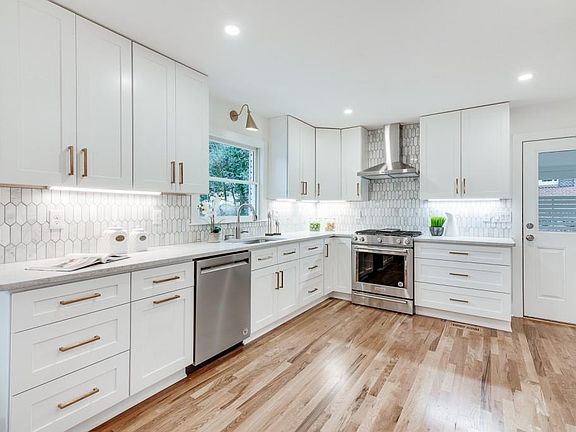 5th image of 2055 Fairwood Ln