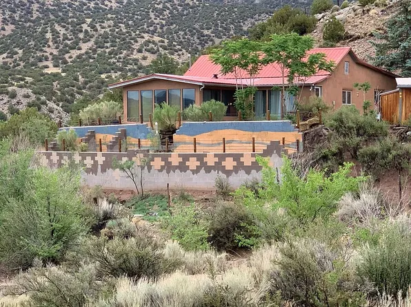 11 County Road 70, Dixon, NM 87527