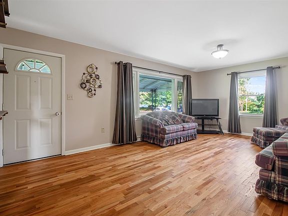 5th image of 211 Westlawn Ave