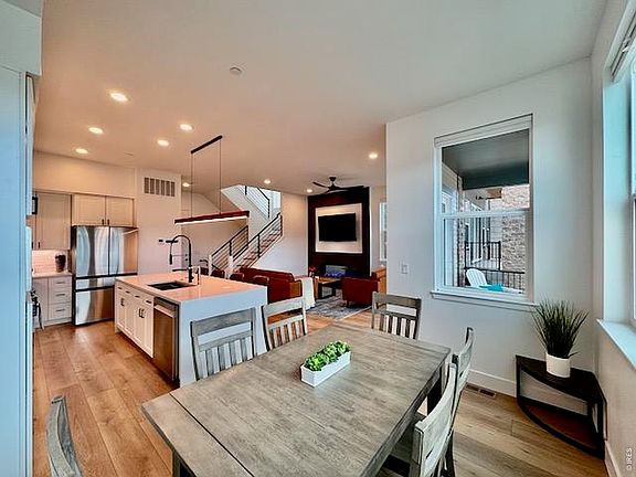 5th image of 561 Canary Ln