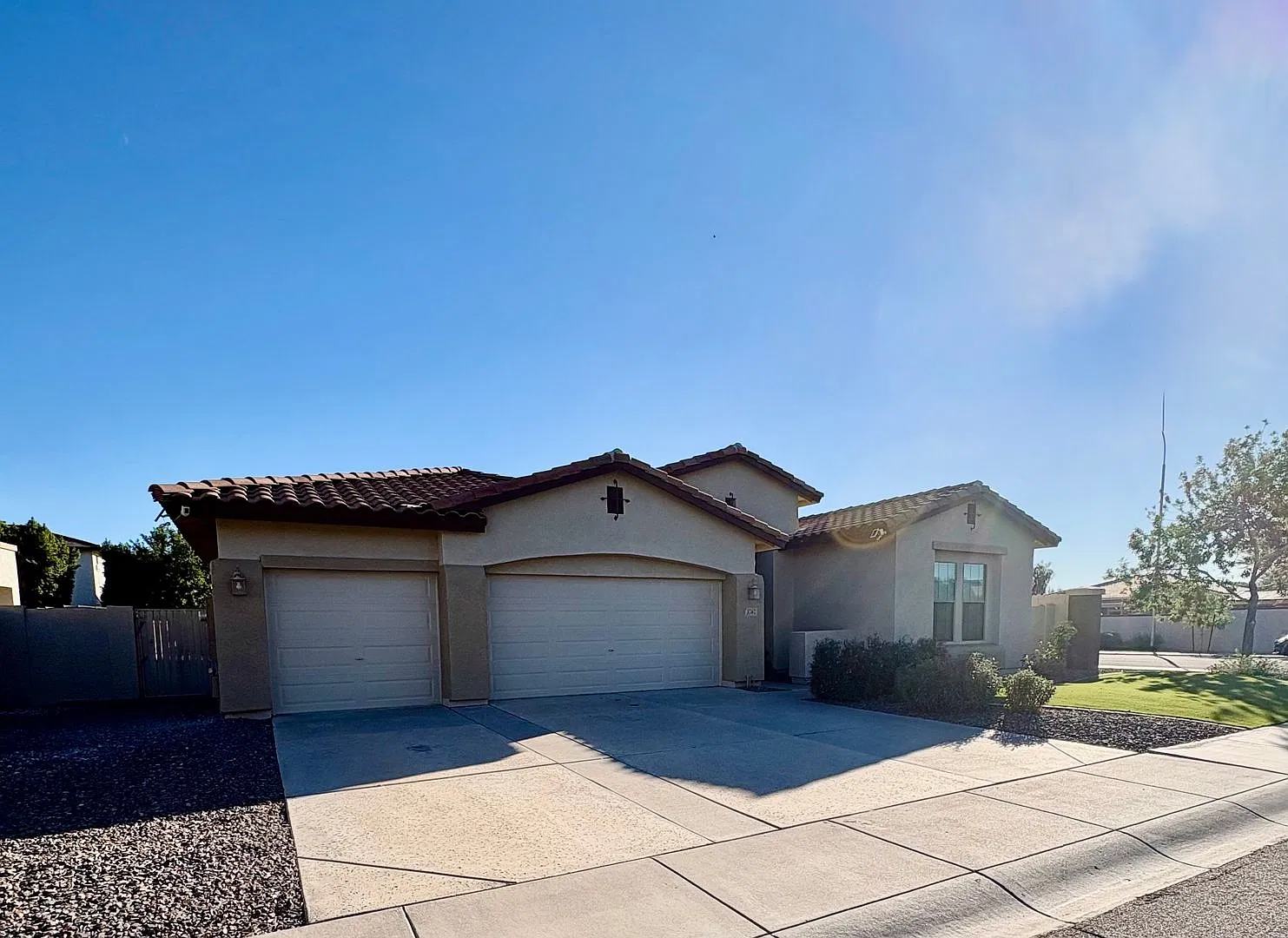 Available Now - Large Renovated Home In Shadow Ridge With Lovely Private Pool — Photo 3