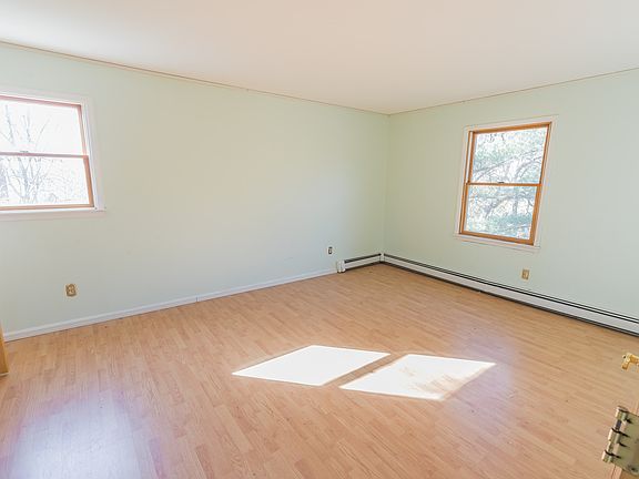 3rd image of 4 Lauren Ln