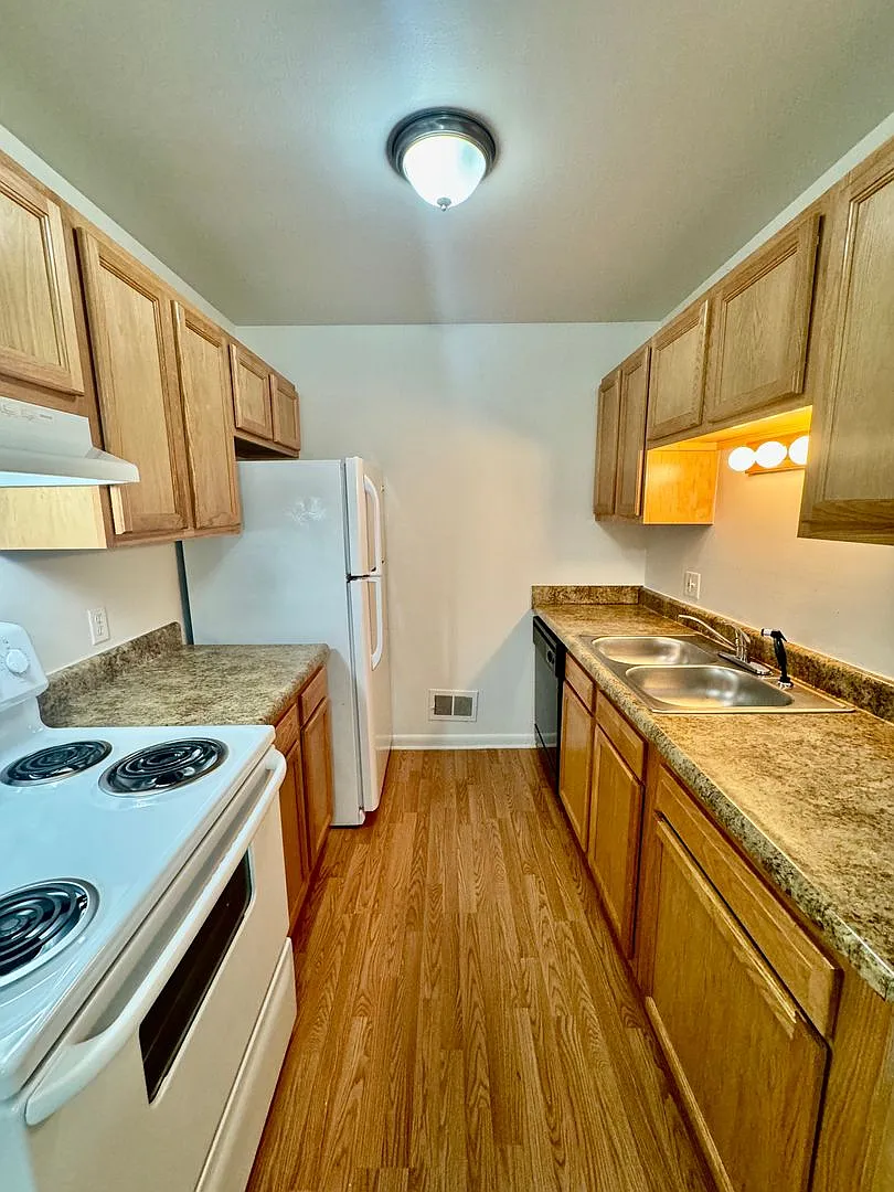 2nd floor, Remodeled 1 Bd. Greenway Park - Free Rent until November 1st!! — Photo 3