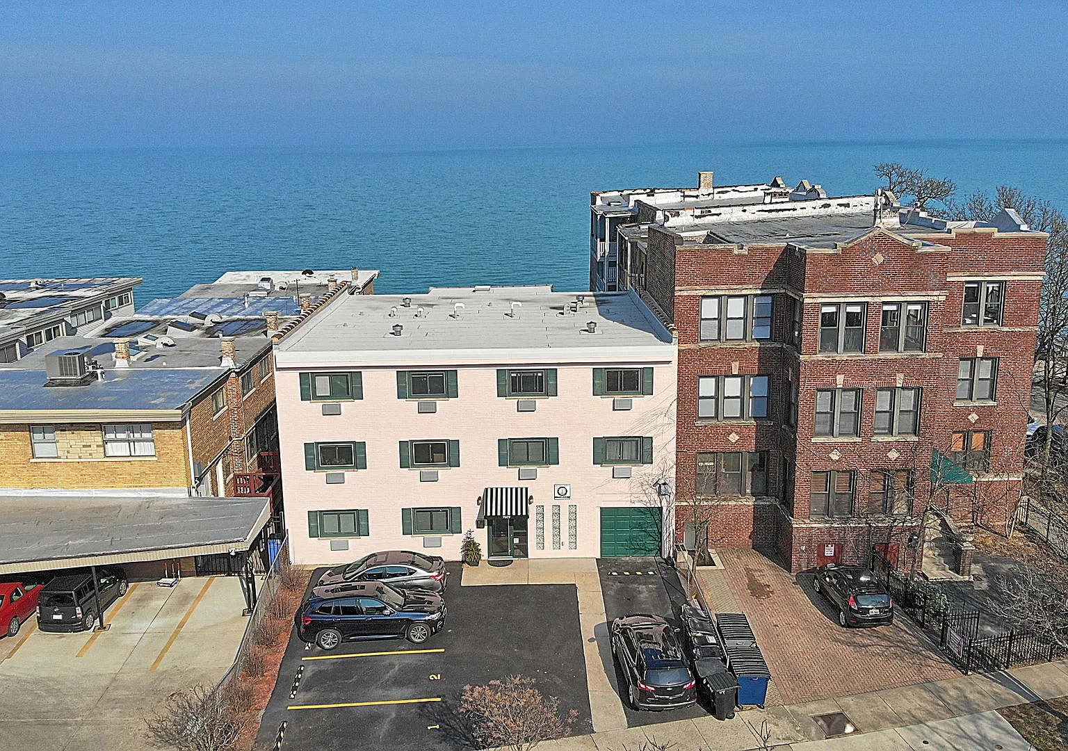 Beach House Chicago — Photo 2