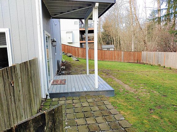 4th image of 3327 Lake Dr #1