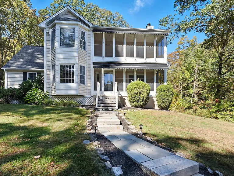 121 W Wakefield Blvd — Photo 2
